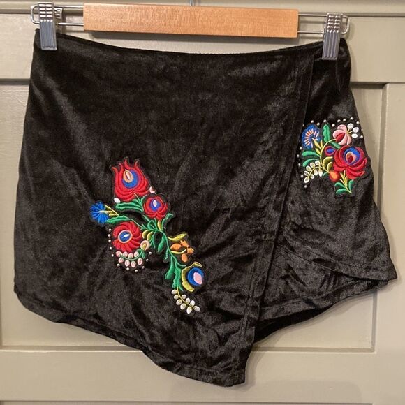 L'atiste By Amy Black Velvet Floral Embroidered Skort & Crop Top Set Size Small - Picture 10 of 15